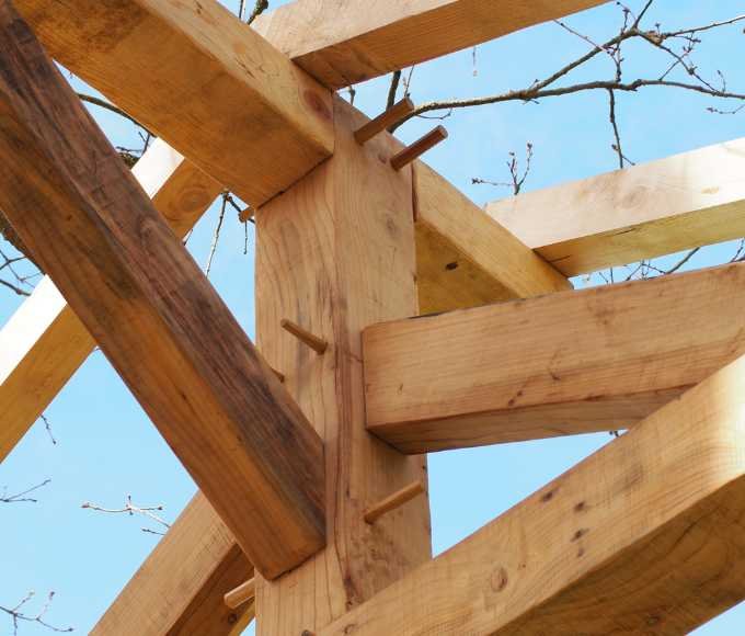 Structure en bois massif d’une charpente traditionnelle, réalisée avec chevilles en bois selon un savoir-faire artisanal