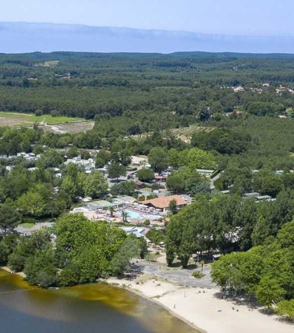 Vue aérienne d’un site naturel entouré de forêt, zone concernée par l’élagage en prévention incendie pour protéger les habitations et les espaces de loisirs.