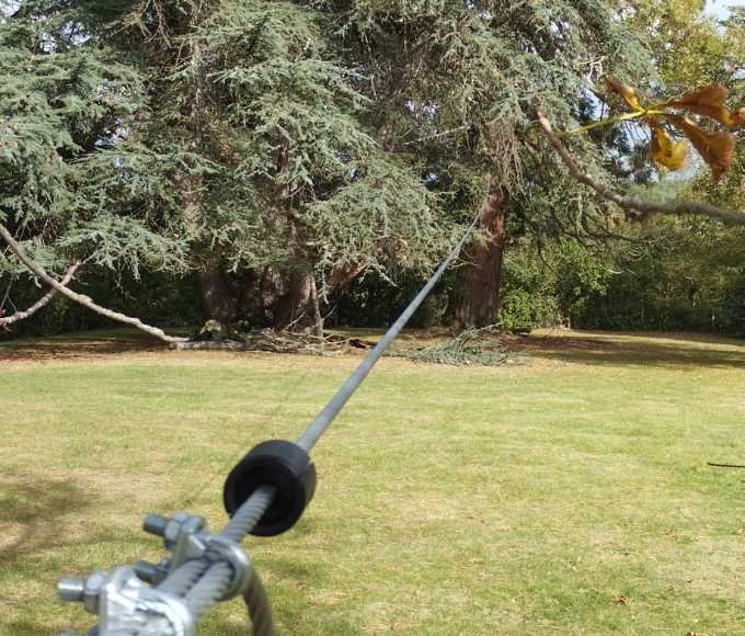 tyrolienne arboricole reliant deux arbres